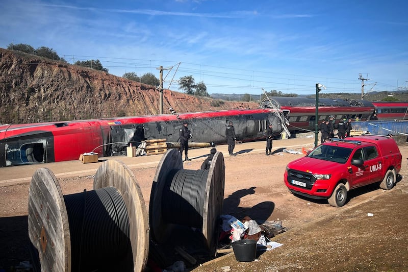 Pasajeros evacuando los trenes tras el descarrilamiento en Adamuz, Córdoba.