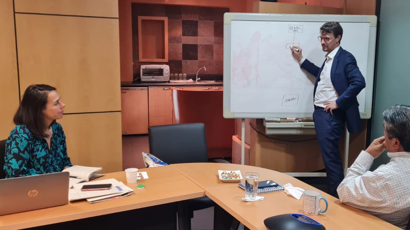 Funcionarios de EMAPAG-EP informan sobre el avance de las obras en el noroeste de Guayaquil.