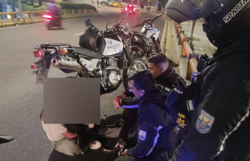Una mujer con su hija en manos intentó lanzarse de un puente en el centro de Quito