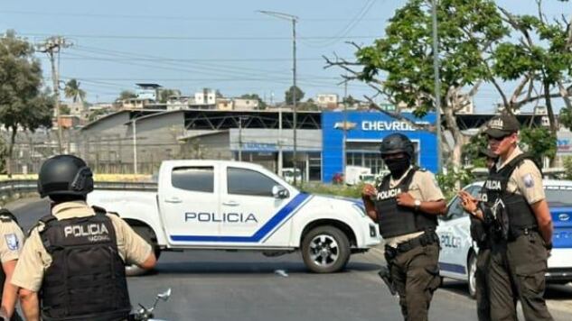 Delincuentes que estaban asaltando a un conductor fueron abatidos en Guayaquil.