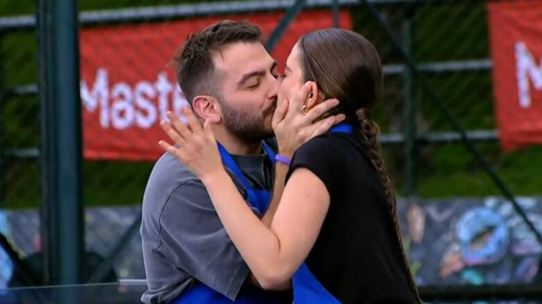 Shany Nadan y Johnta se besan en MasterChef Celebrity Ecuador