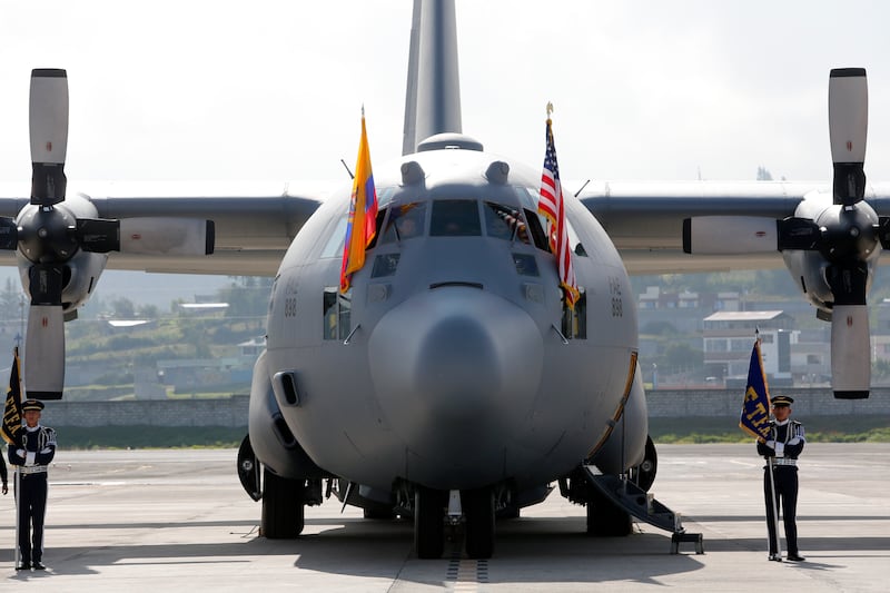 Fuerzas Armadas de Ecuador reciben avión Hércules C-130 donado por EE.UU. para combate del crimen organizado