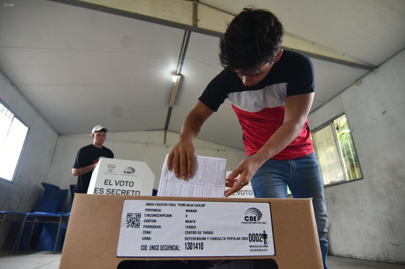 Manta, 21 de Abril del 2024. Se lleva a cabo el proceso electoral del Referéndum y Consulta Popular 2024