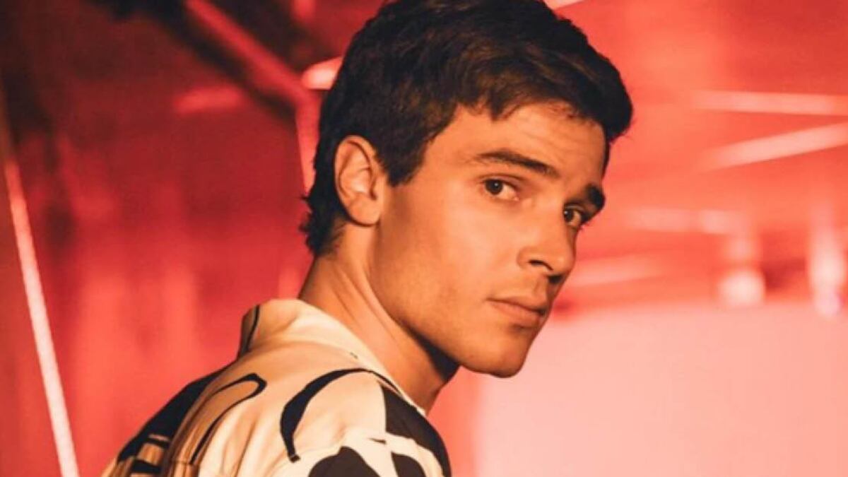 Alejandro Santamaría con su nuevo lanzamiento musical, "Discoteca".