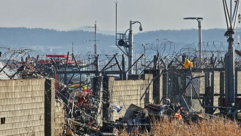 Un equipo de rescate trabaja para extinguir un incendio en el Aeropuerto Internacional de Muan, el domingo 29 de diciembre de 2024, en Corea del Sur. (Maeng Dae-hwan/Newsis vía AP)