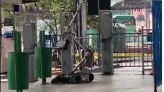 Momento exacto cuando robot saca la mochila con alerta de bomba del basurero en la estación de La Marín