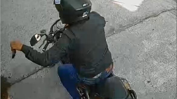 Quito: sujeto en motocicleta intentó robar a transeúntes y huir de la Policía.