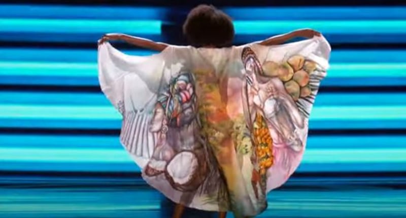 Nayelhi González desfilando en traje de baño
