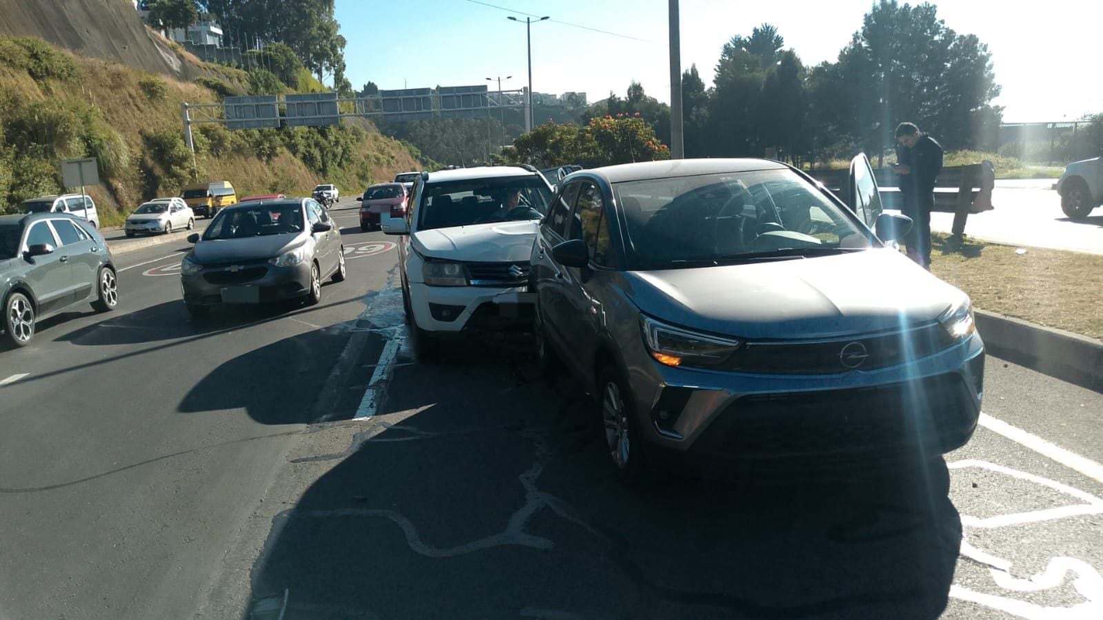 Choque entre dos vehículos provoca cierre parcial de la Ruta Viva en Cumbayá - Fuente: ECU 911