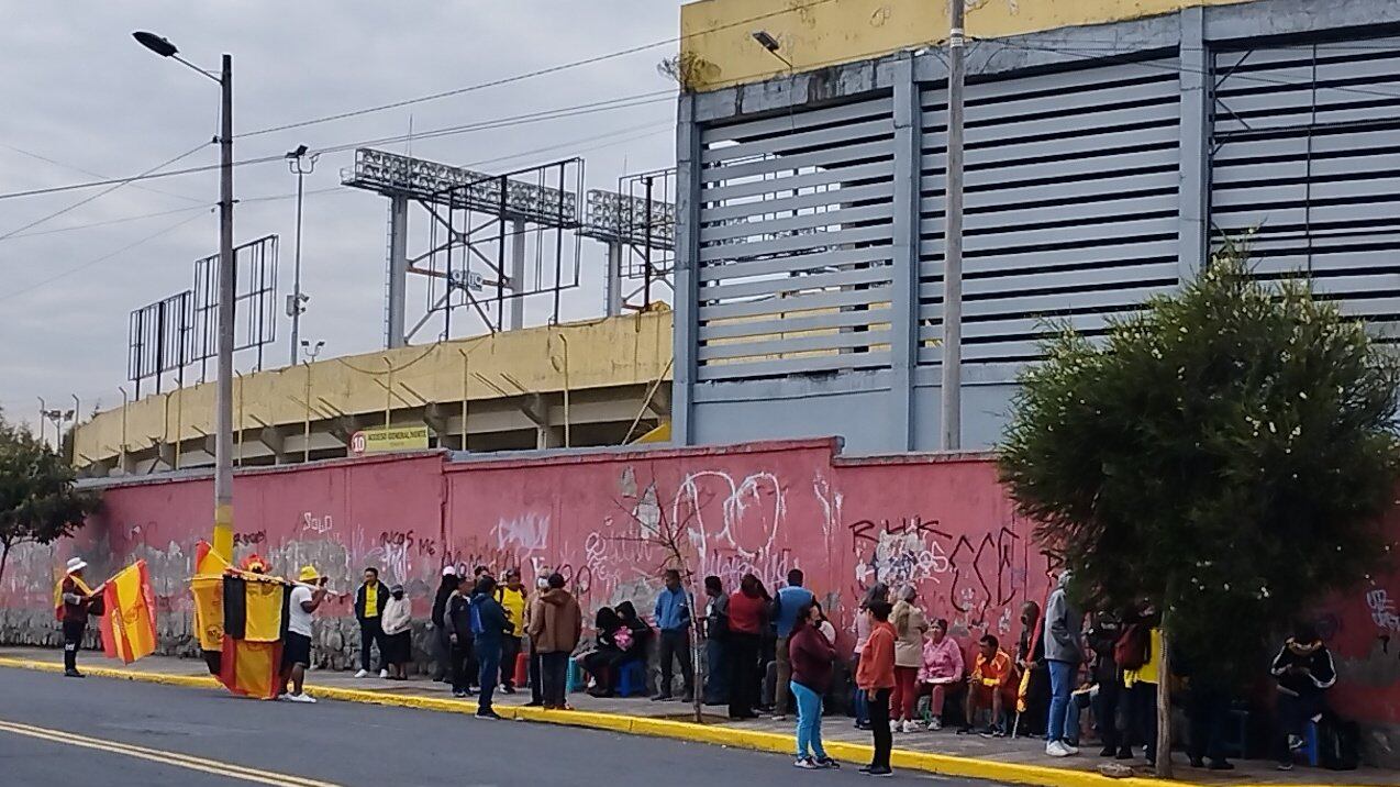 Hinchas de Aucas ya hacen largas filas para adquirir un boleto.