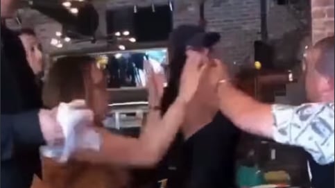 Mujer encuentra a su esposo con la amante y se le va a los golpes: "Yo pasé por eso"