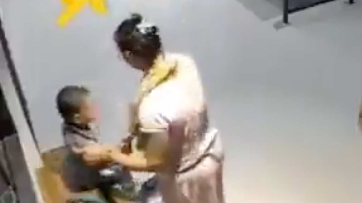 ¡Descuido fatal! Mujer sienta a su hija en la ventana y la niña cae del piso 12