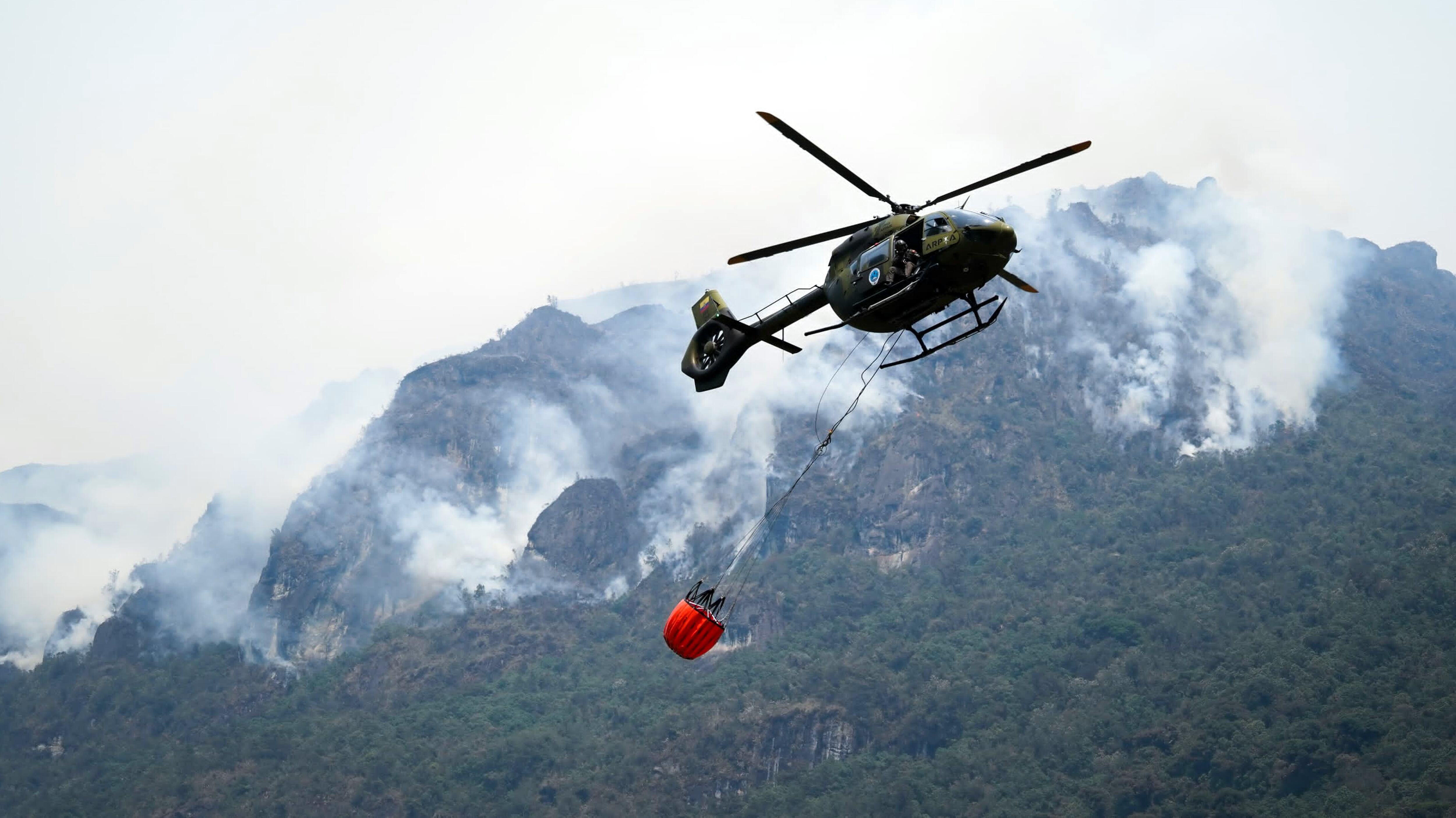 Helicópteros peruanos ayudan a combatir incendios forestales en Azuay y Loja