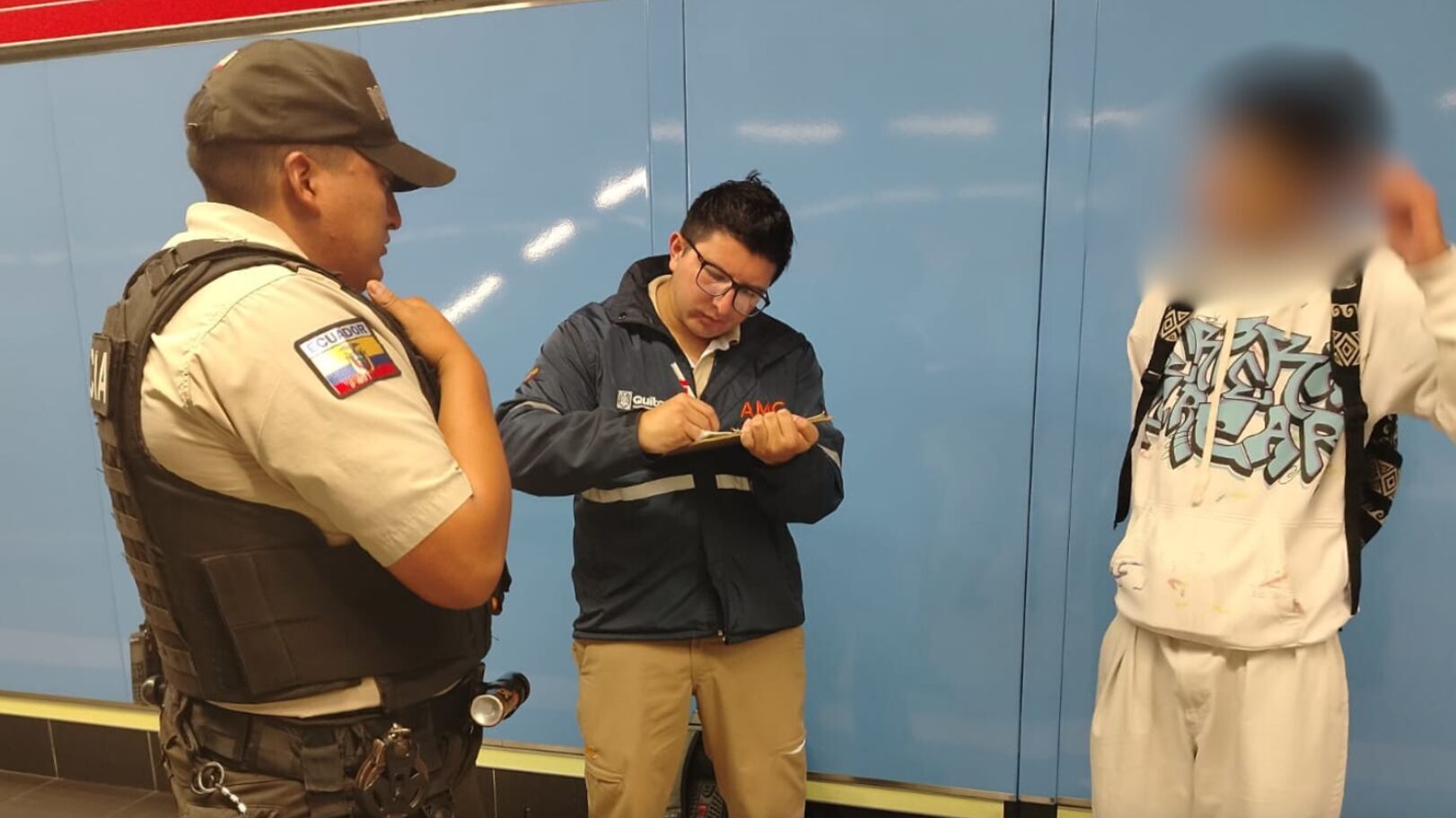 Joven intentó ingresar al Metro de Quito con una tarjeta de tarifa preferencial que no le pertenecía