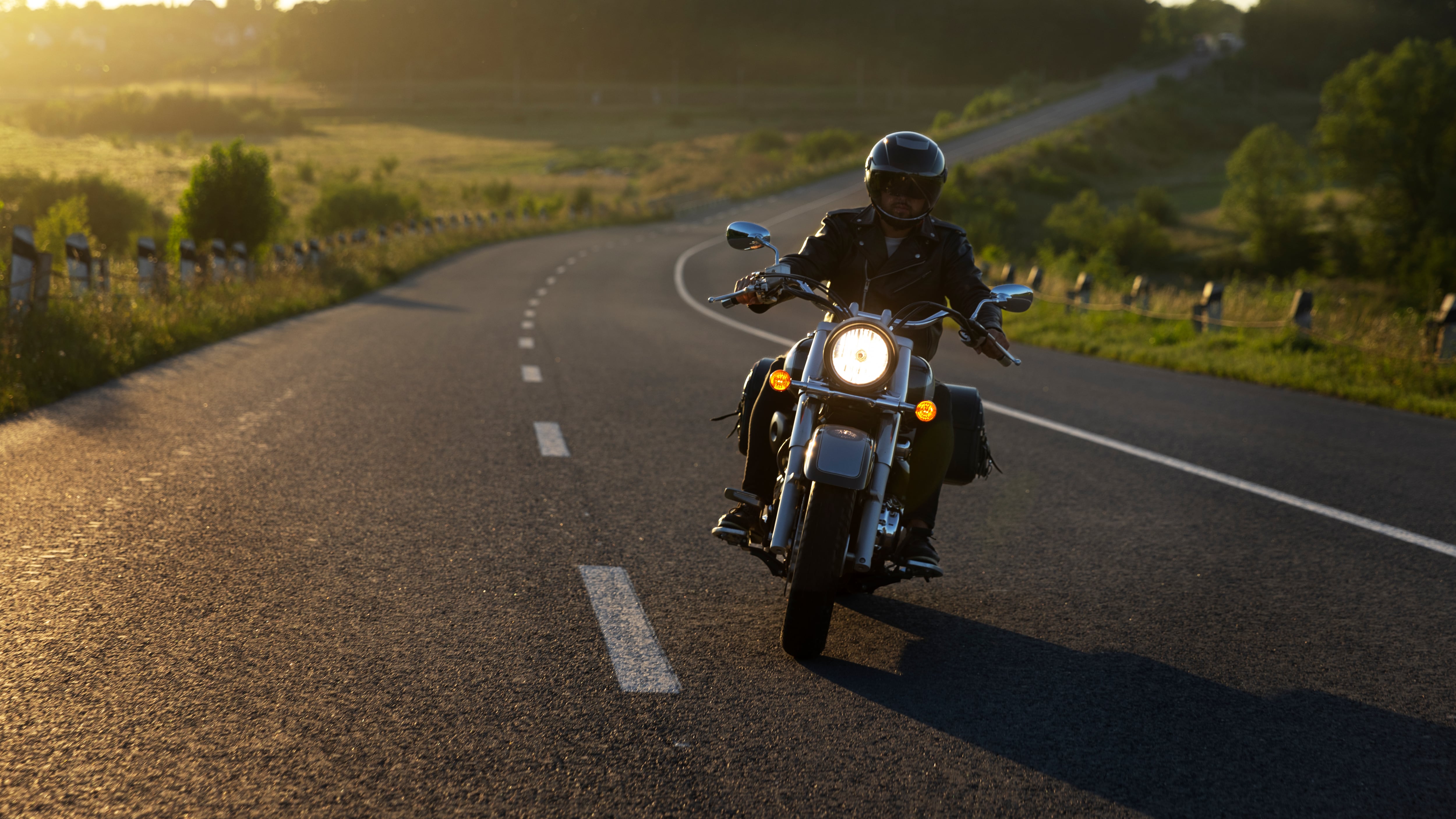 Conducir una motocicleta exige ciertas condiciones para hacerlo correctamente. Foto: Freepik.