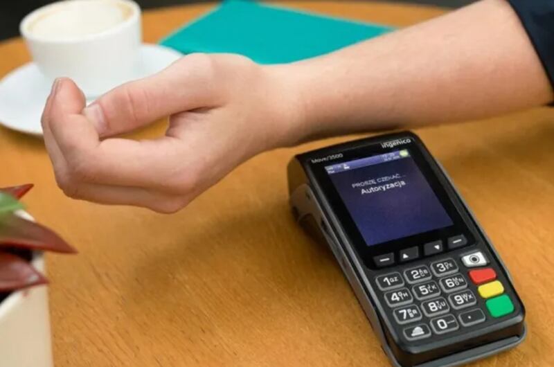 Los implantes de microchip que te permiten pagar con la muñeca.
