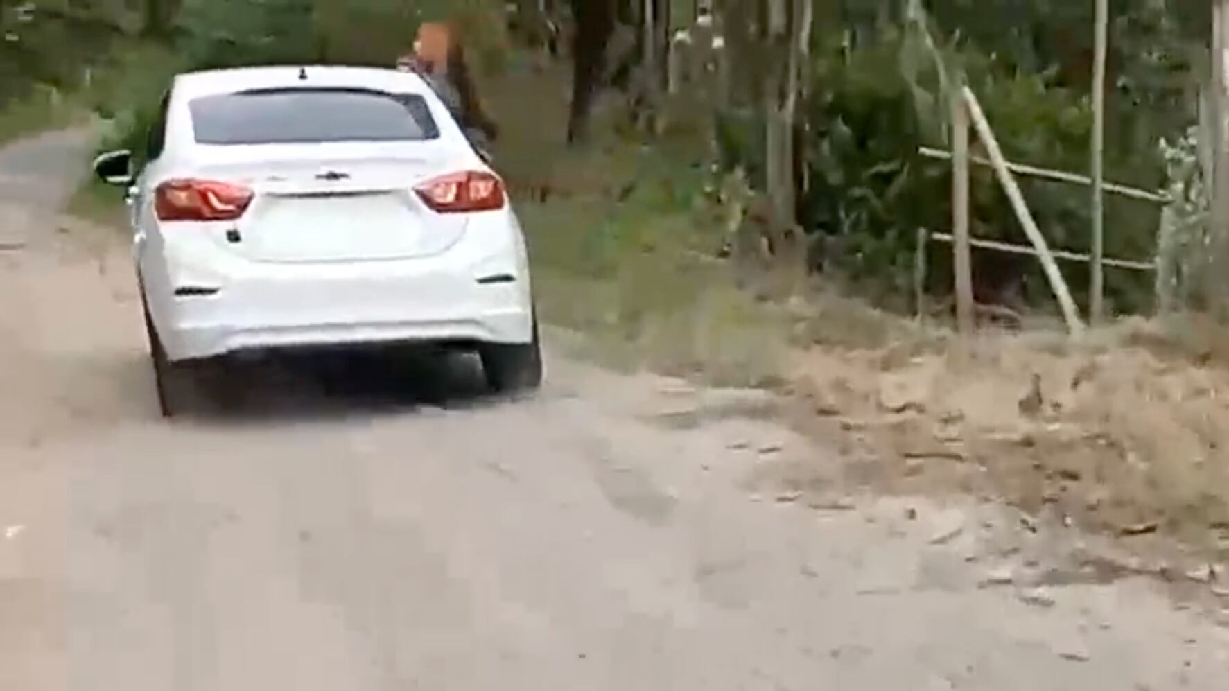 Motociclista que circulaba por Lumbisí captó momento en que joven pedía auxilio a gritos