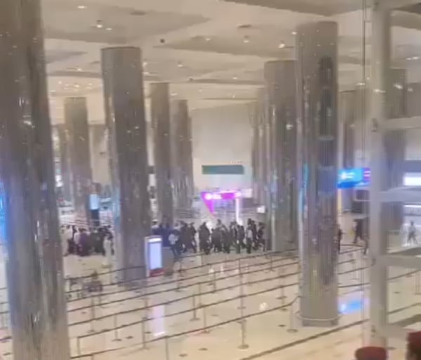 Reportan que un misil iraní impactó el Aeropuerto Internacional de Dubái