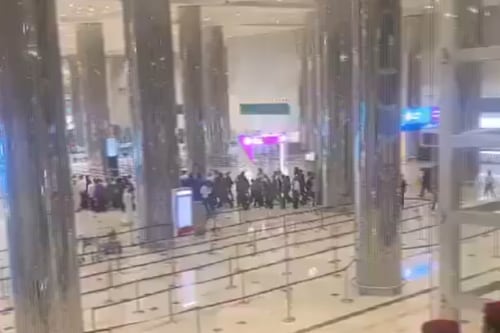 Reportan que un misil iraní impactó el Aeropuerto Internacional de Dubái