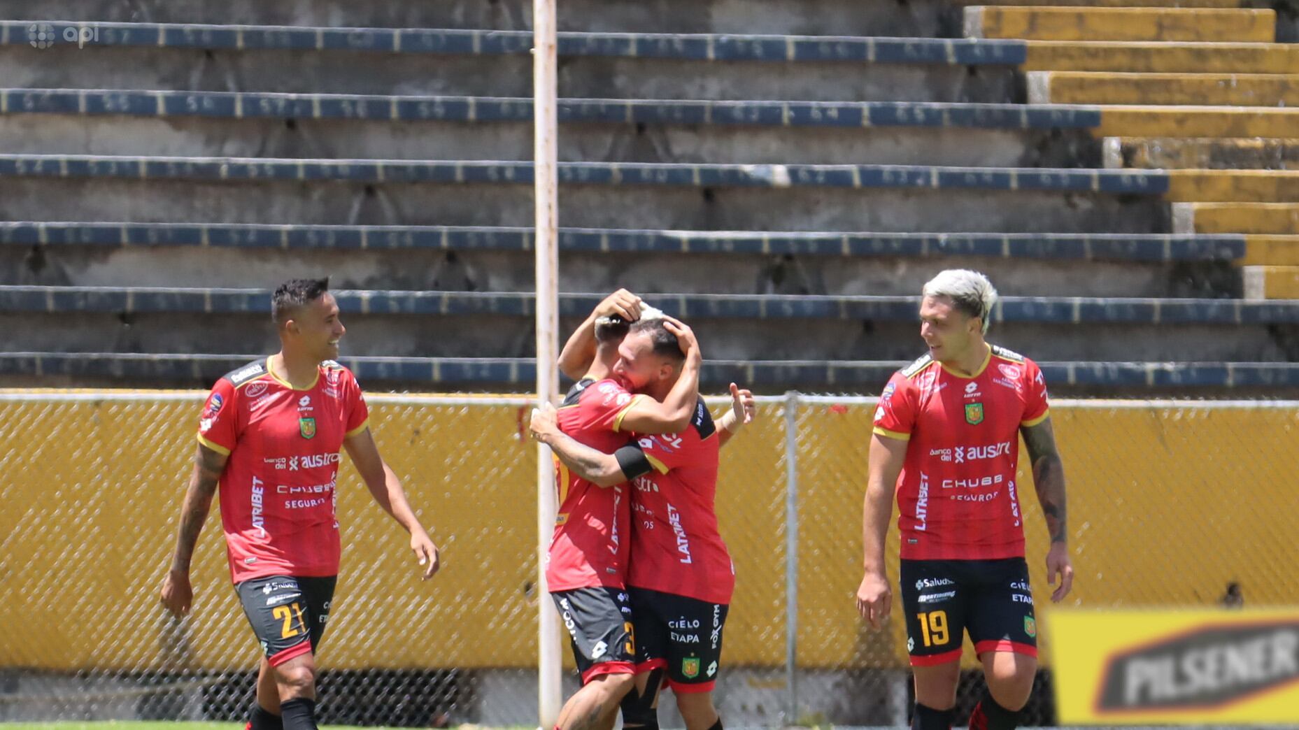 Deportivo Cuenca festeja uno de sus goles ante Universidad Católica en Liga Pro