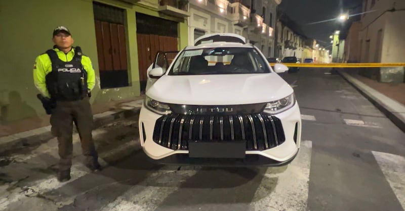 Sujetos que robaron vehículo se enfrentaron a bala con la Policía en el centro de Quito. Foto: Policía Nacional