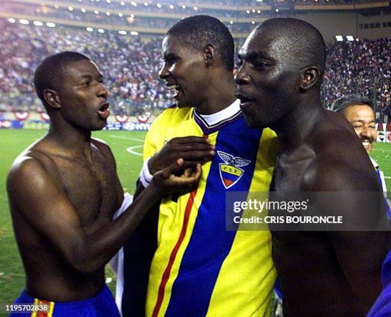 Selección de Ecuador gana a Perú en el 2001.