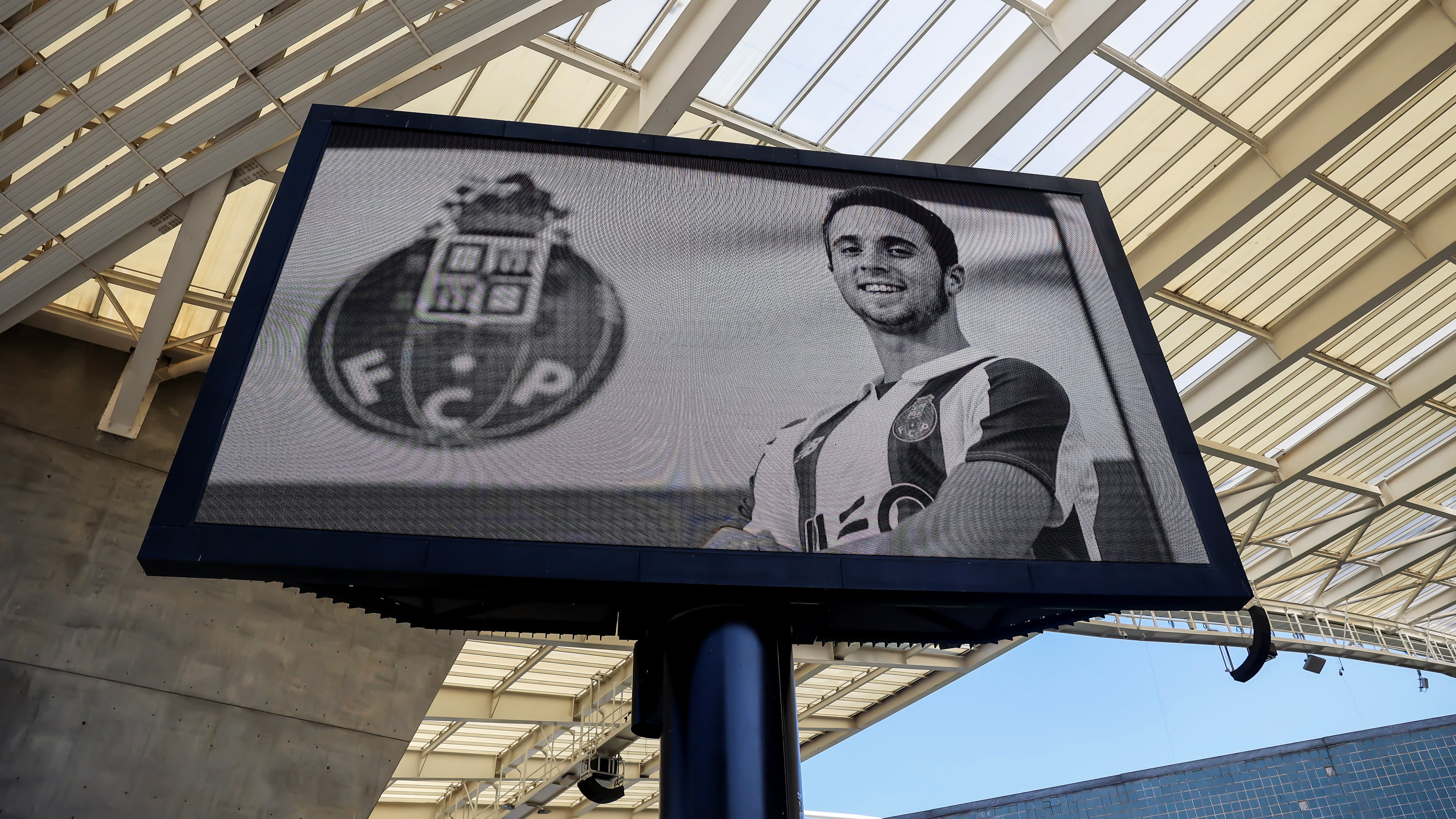 Un homenaje al fallecido futbolista portugués Diogo Jota en una pantalla en el estadio del FC Porto, en Oporto, Portugal.