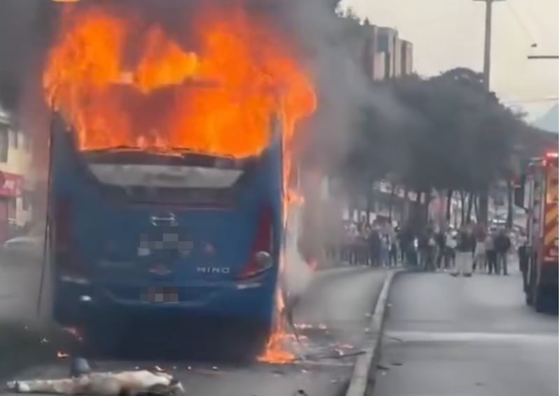 Incendio de bus en la Mariscal Sucre