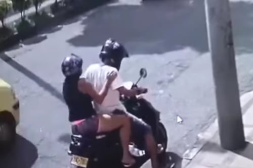 Video viral muestra cómo una mujer parrillera en moto lleva a cabo un robo