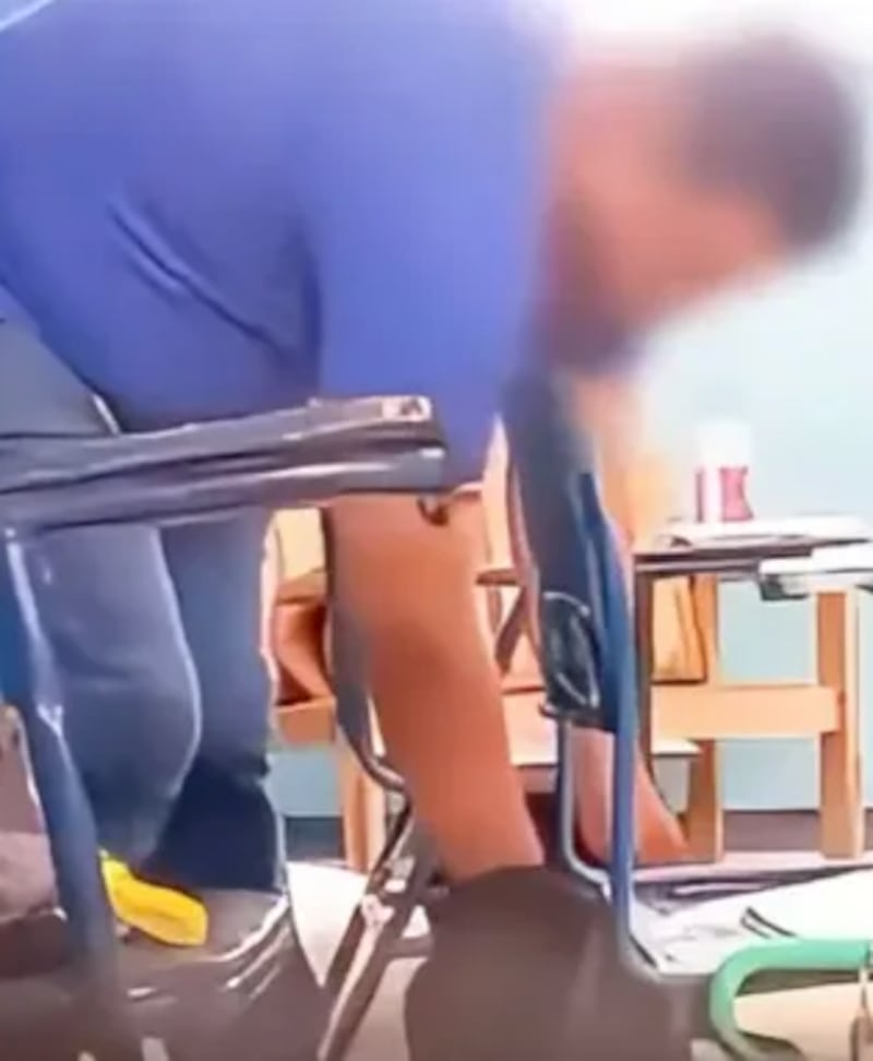 maestro captado robando