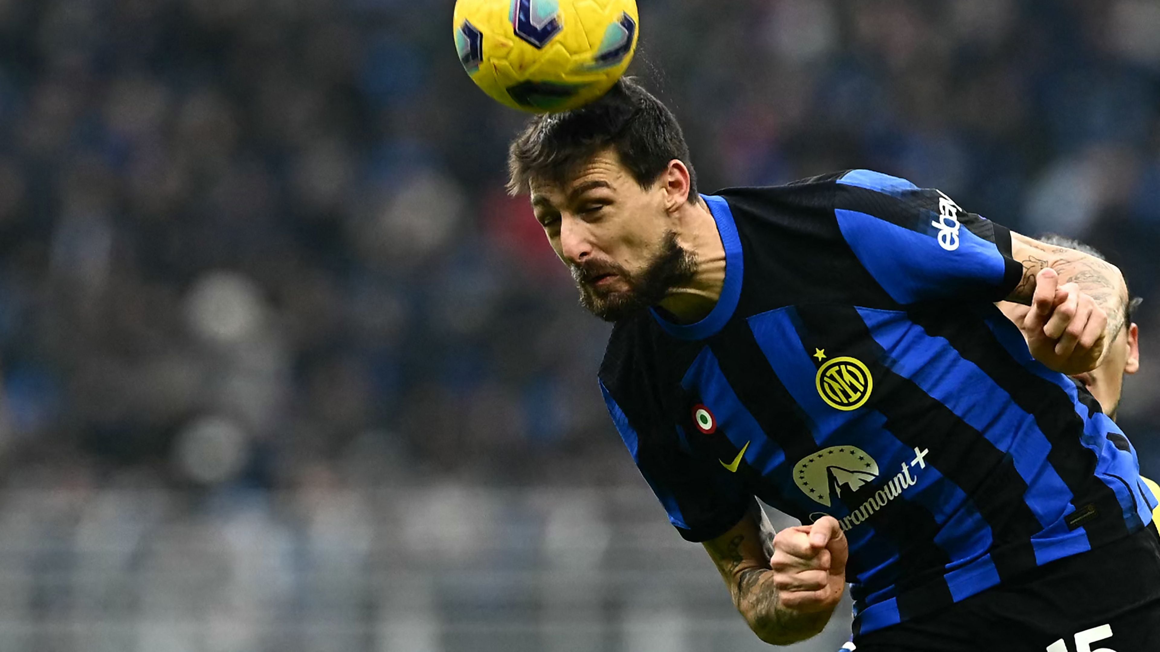 Francesco Acerbi del Inter, quien presuntamente habría proferido un insulto a Juan Jesus, despeja una pelota en la defensa del equipo.
