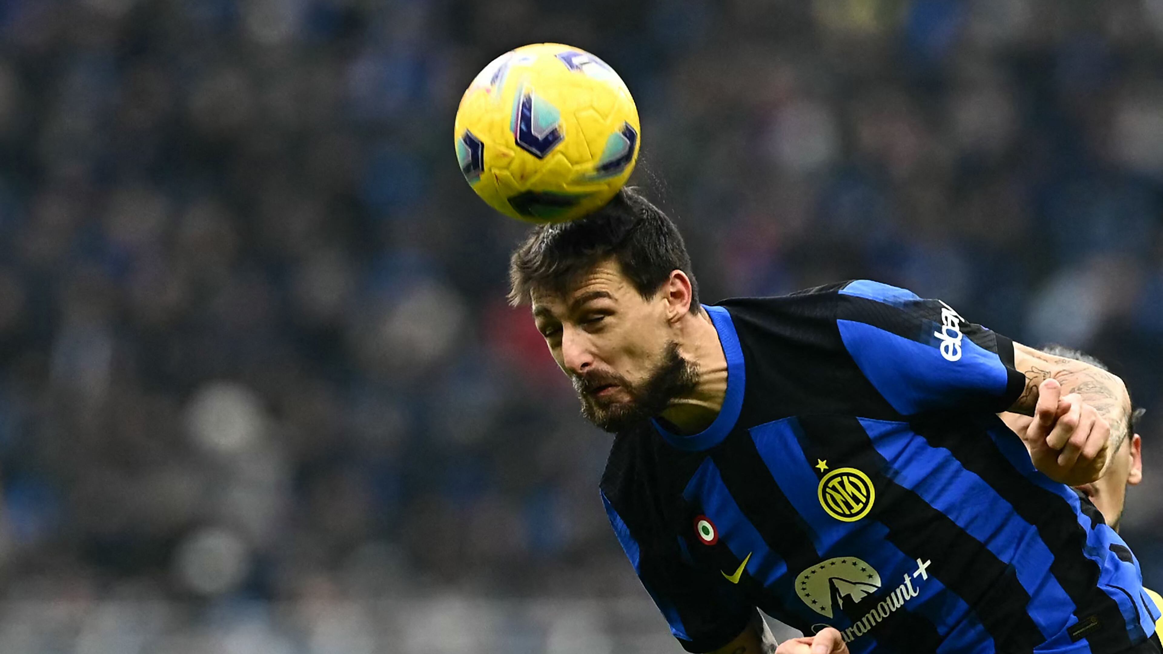 Francesco Acerbi del Inter, quien presuntamente habría proferido un insulto a Juan Jesus, despeja una pelota en la defensa del equipo.