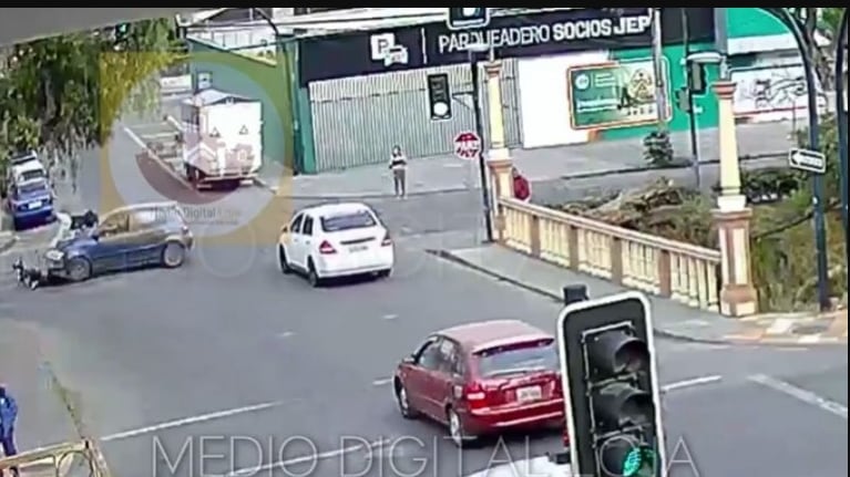 Motociclista es arrollado en Loja tras despedirse de su esposa