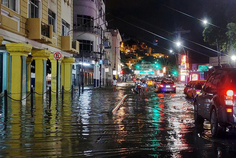 Guayaquil, domingo 30 marzo del 2025
La marea alta del río Guayas, causó la inundación de las calles cercanas al Malecón Simón Bolívar.
Fotos:César Muñoz/API