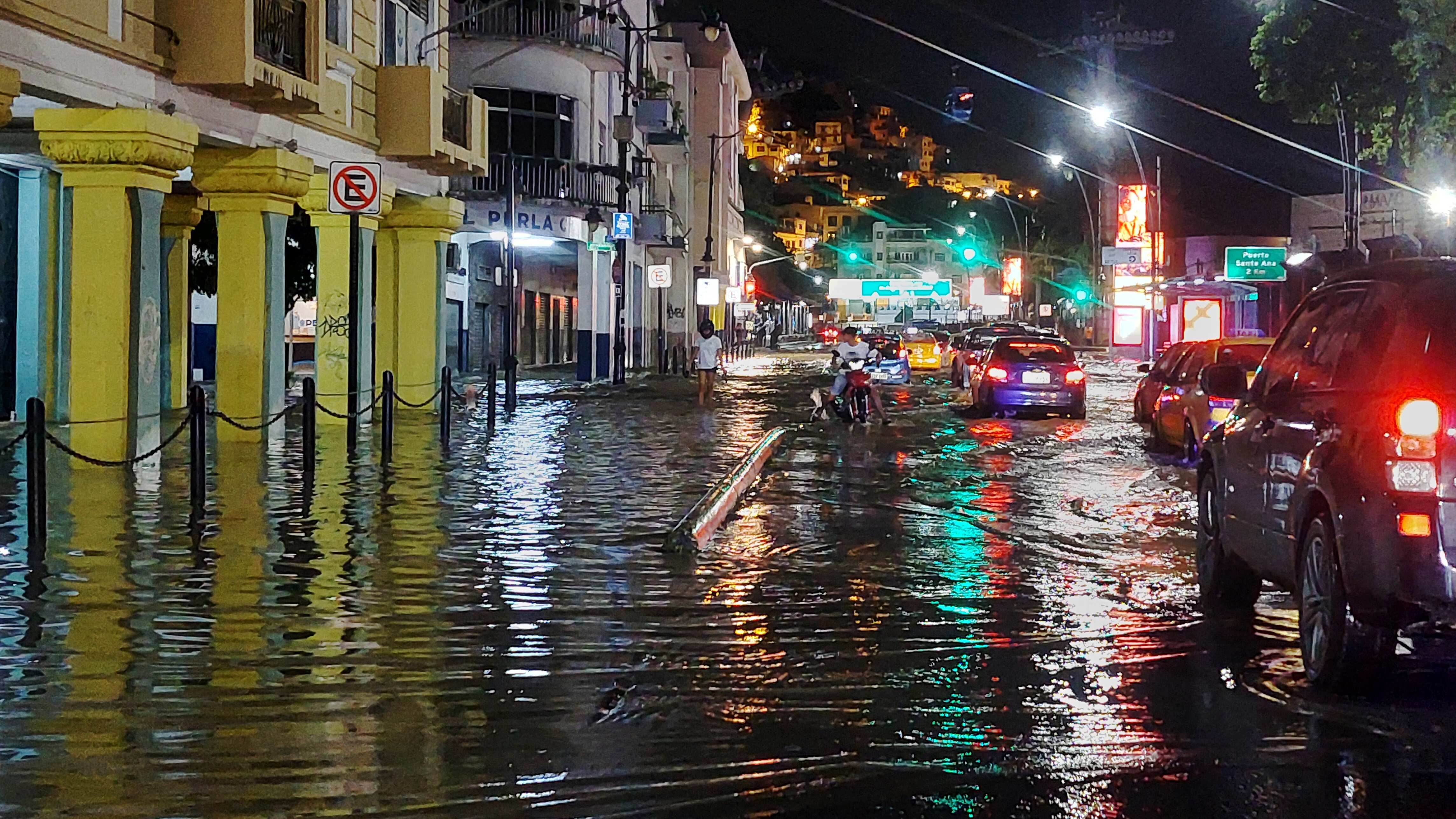 Guayaquil, domingo 30 marzo del 2025
La marea alta del río Guayas, causó la inundación de las calles cercanas al Malecón Simón Bolívar.
Fotos:César Muñoz/API