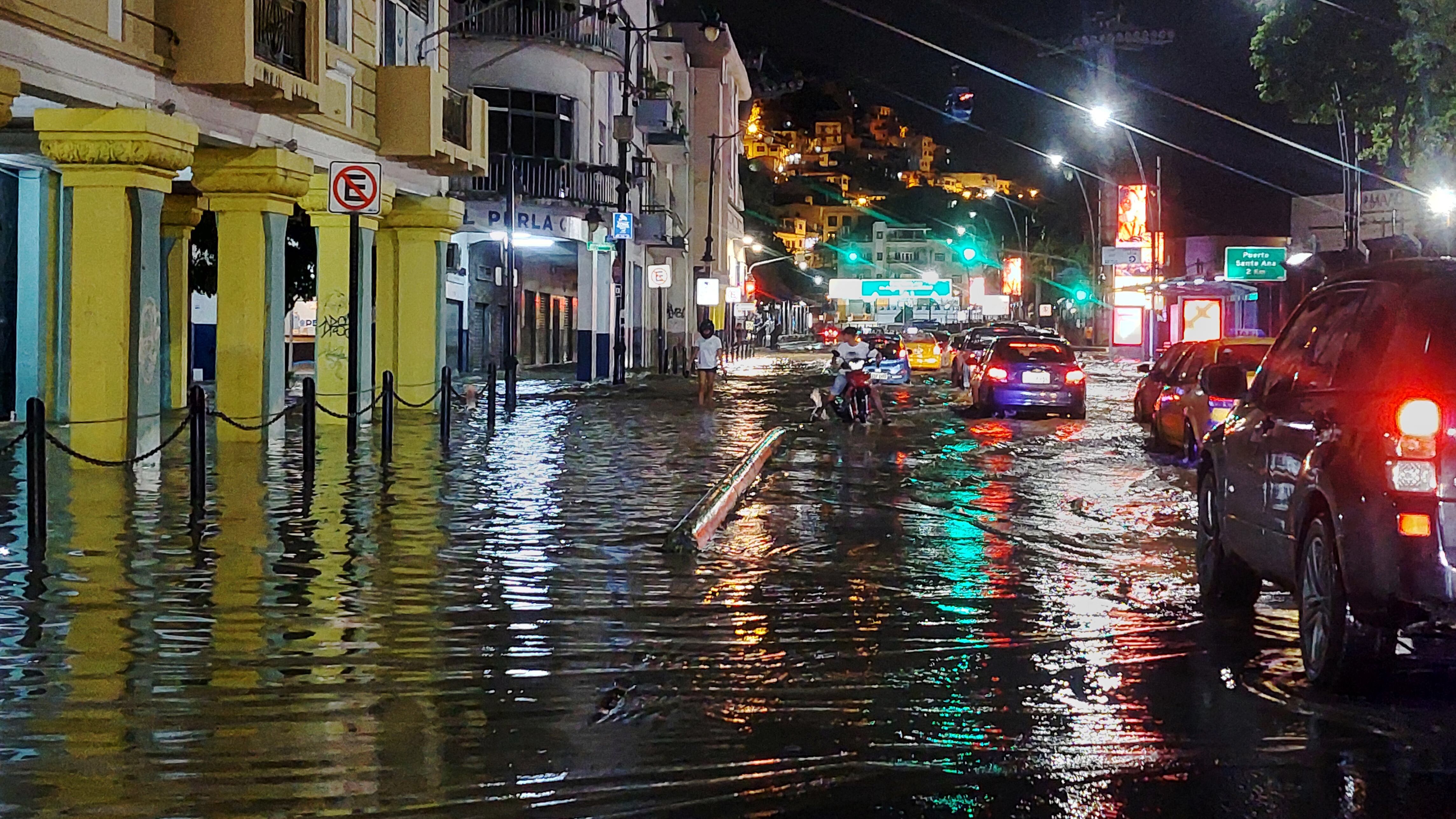 Guayaquil, domingo 30 marzo del 2025
La marea alta del río Guayas, causó la inundación de las calles cercanas al Malecón Simón Bolívar.
Fotos:César Muñoz/API