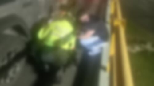 Ciudadano intentó quitarse la vida en el puente de la Av. República, en el norte de Quito