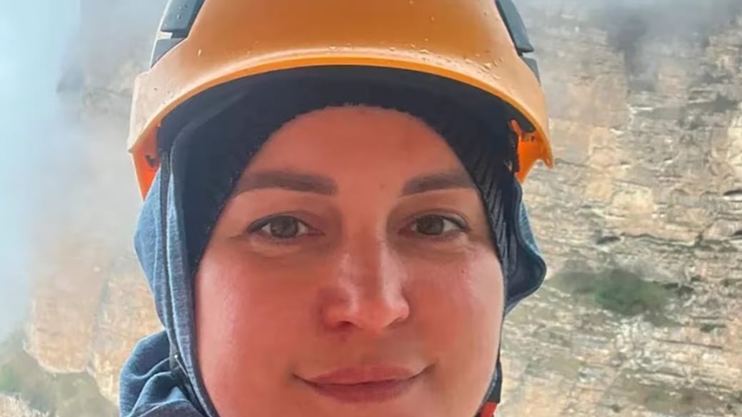 Mujer fallece tras intentar tomarse una foto en una torre de 90 metros de altura
