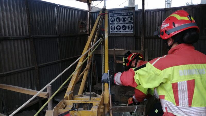 Quito: Lo que se sabe del hombre que cayó en un ducto de 16 metros de profundidad