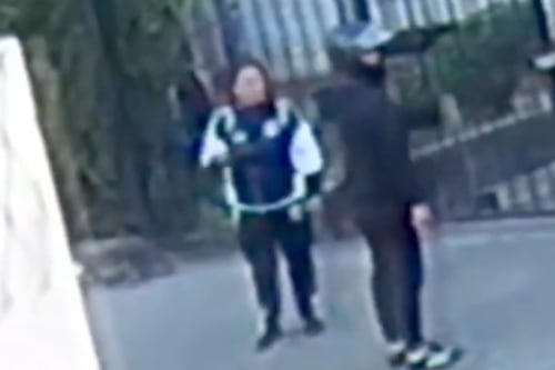 Policía se pronuncia tras video de un supuesto sicario captado en el sector del Parque Inglés, al norte de Quito