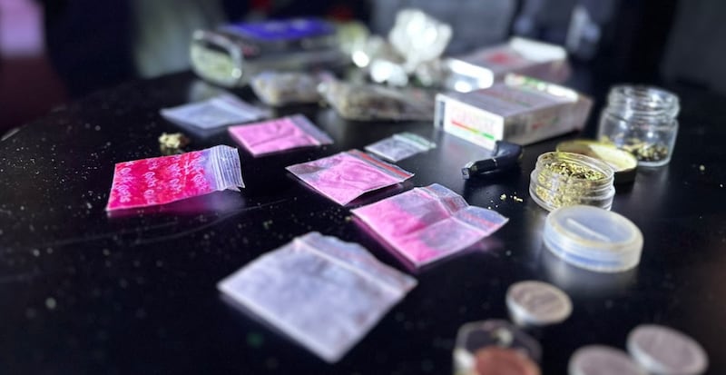 Drogas ocultas en las paredes: intervienen locales en el norte de Quito y hallan marihuana, cocaína y ‘tusi’. Foto: AMC