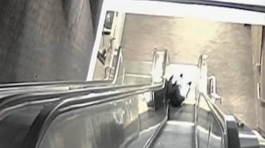 VIDEO: Hombre fallece tras quedar atrapado en escaleras eléctricas del metro de Boston - Fuente: Video de X