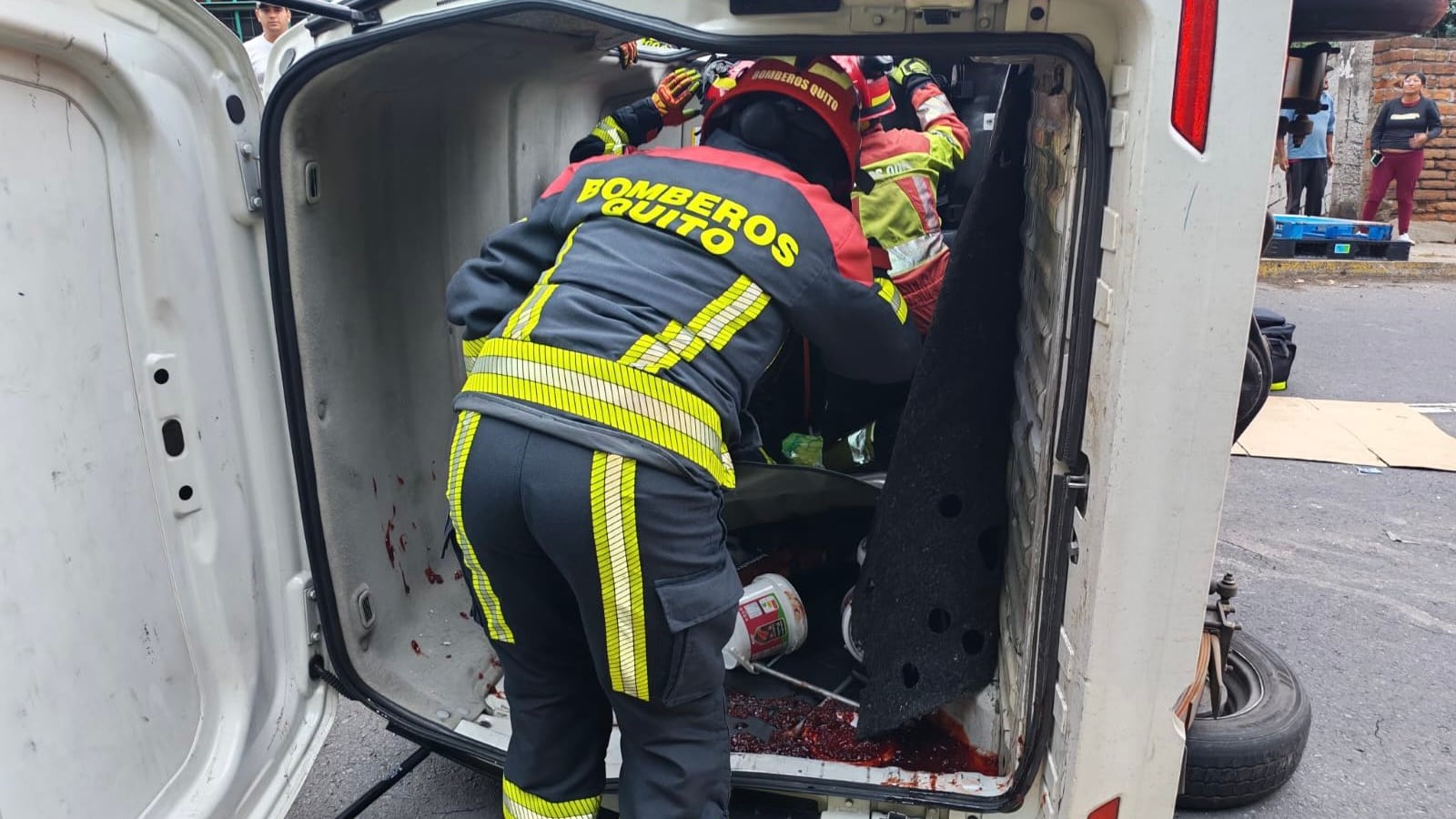 Vehículo se volcó en la vía a Conocoto, en Quito; una persona quedó atrapada