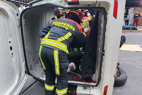 Vehículo se volcó en la vía a Conocoto, en Quito; una persona quedó atrapada