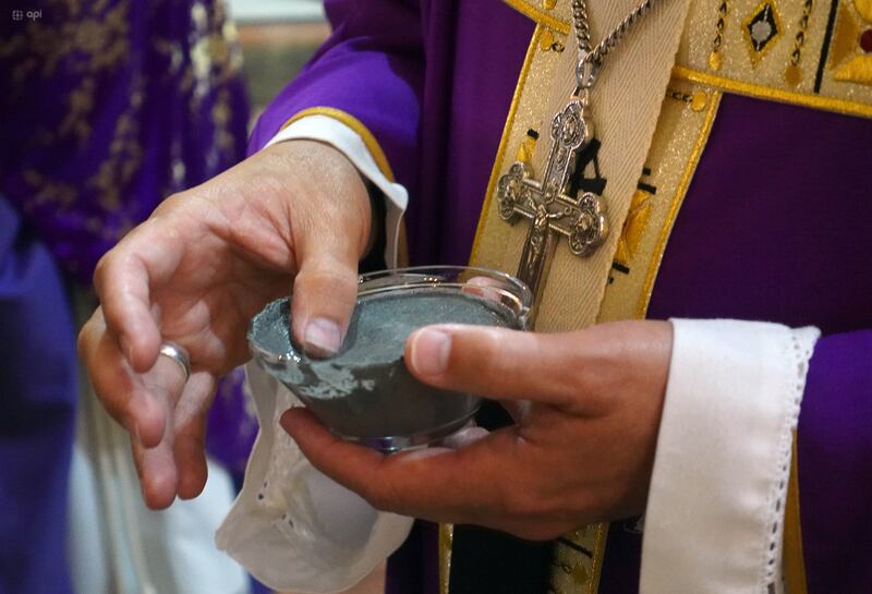Cientos de fieles cristianos madrugaron para la imposición de la ceniza, las iglesias aún mantienen las misas.