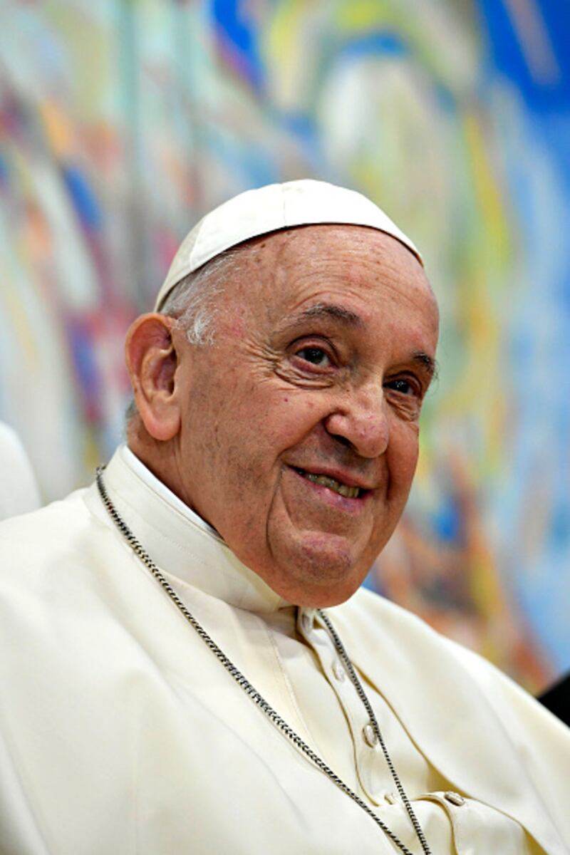 Papa Francisco sufre incidente en su residencia.