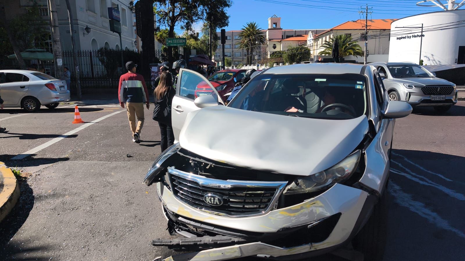 Una persona resultó herida tras choque entre dos vehículos en el sector de La Floresta, Quito - Fuente: ECU 911