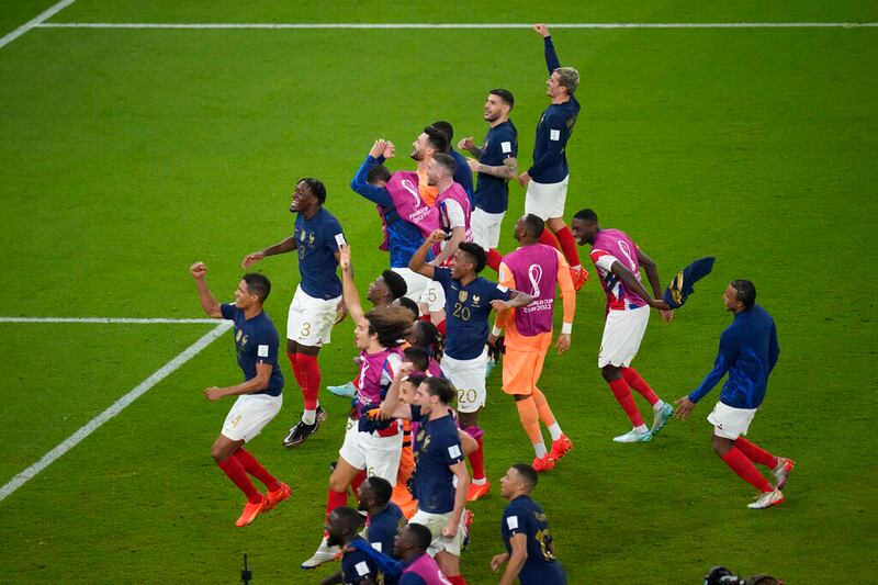 Francia celebra su paso a cuartos de final tras vencer a Polonia.