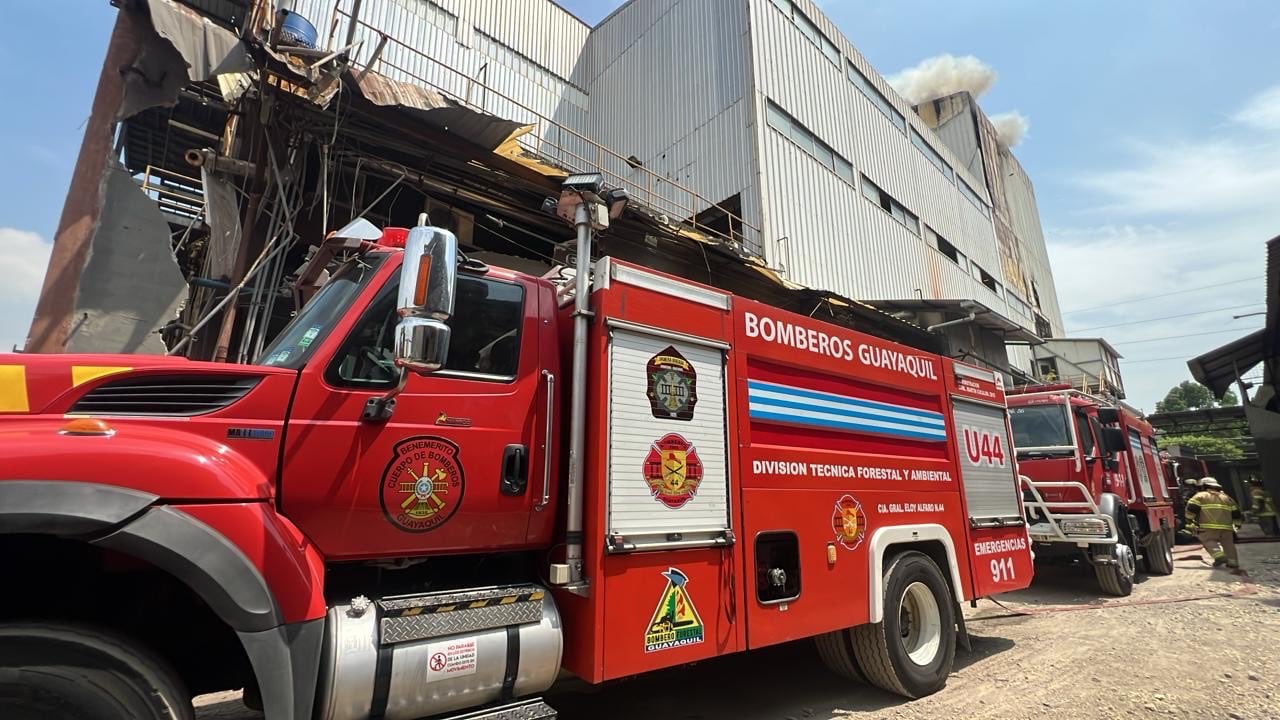 La emergencia fue elevada a alarma 2 y obligó el despliegue de más de 30 unidades en la avenida Felipe Pezo.