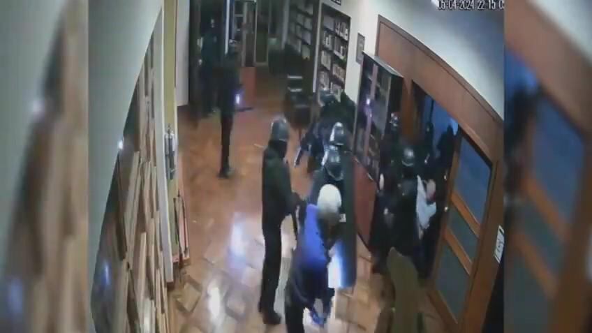 México revela imágenes inéditas de la incursión de la Policía de Ecuador en la embajada